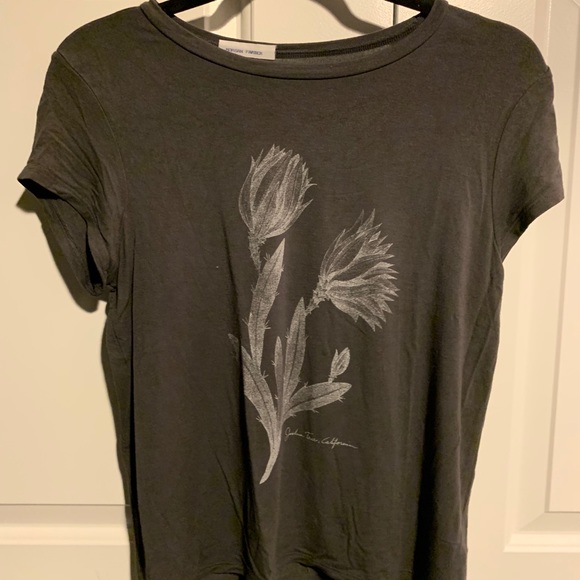 Grey t-shirt with a big white flower in the centre - Picture 1 of 1